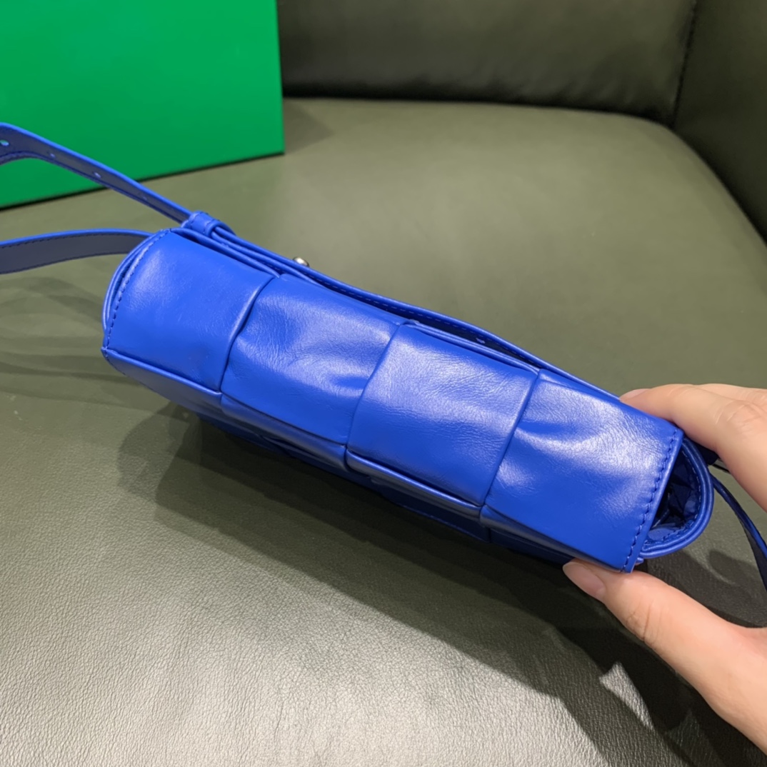 Bottega Veneta葆蝶家 Cassttte四格 651053油蜡皮钴蓝色