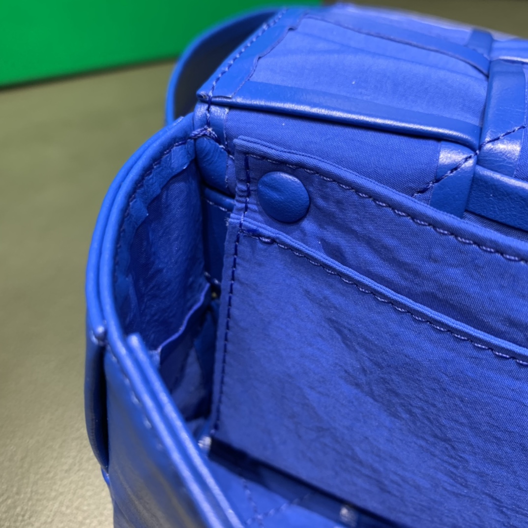 Bottega Veneta葆蝶家 Cassttte四格 651053油蜡皮钴蓝色