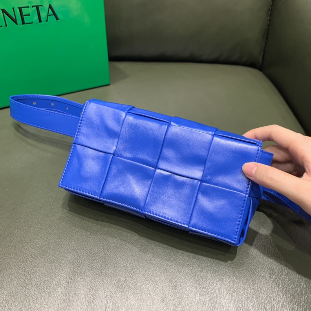Bottega Veneta葆蝶家 Cassttte四格 651053油蜡皮钴蓝色