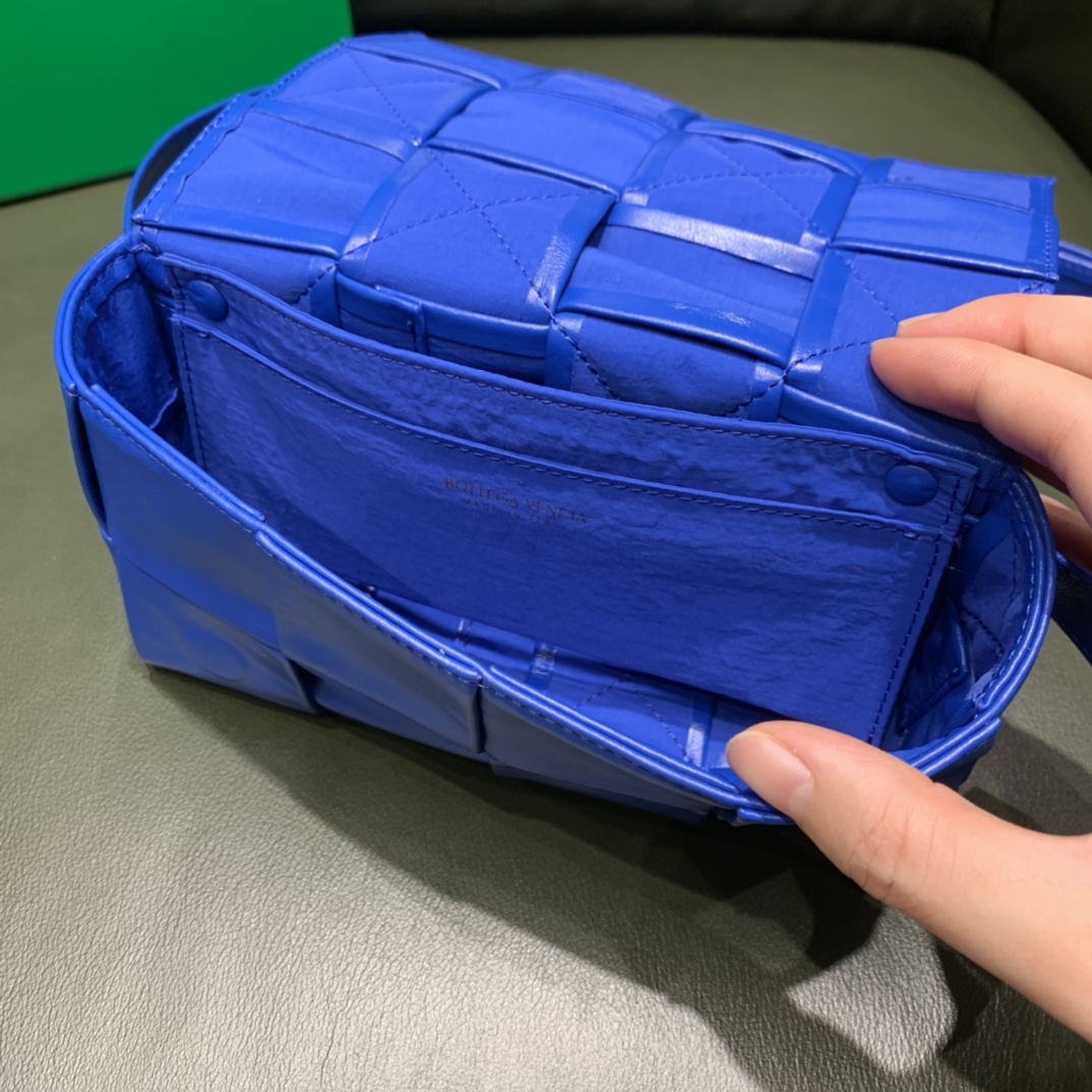 Bottega Veneta葆蝶家 Cassttte四格 651053油蜡皮钴蓝色