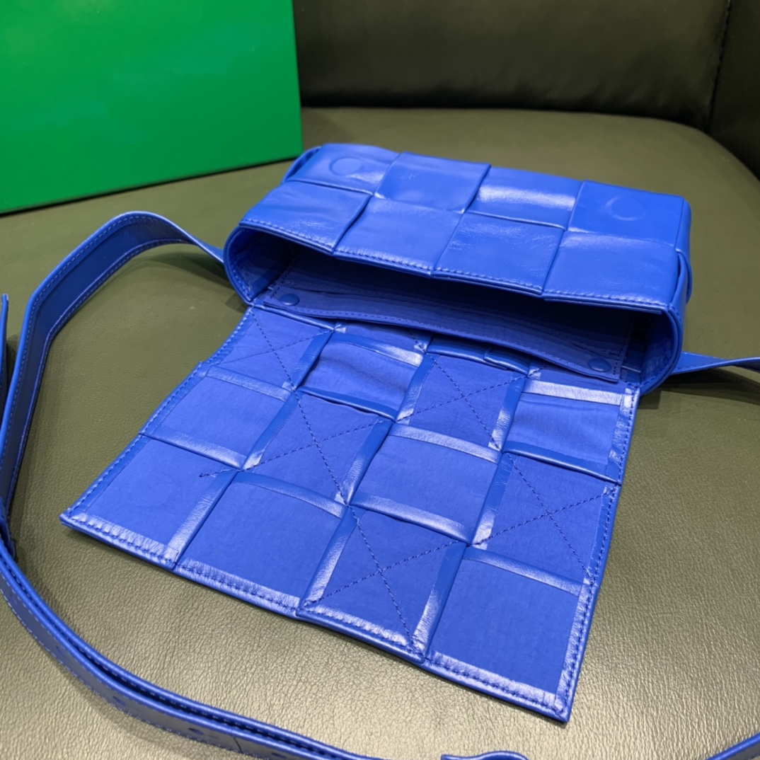 Bottega Veneta葆蝶家 Cassttte四格 651053油蜡皮钴蓝色