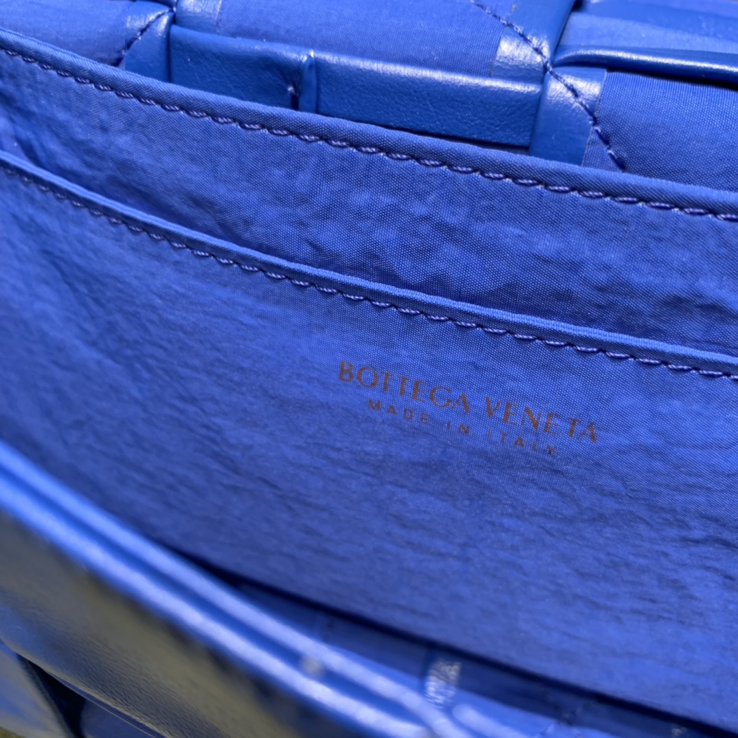 Bottega Veneta葆蝶家 Cassttte四格 651053油蜡皮钴蓝色