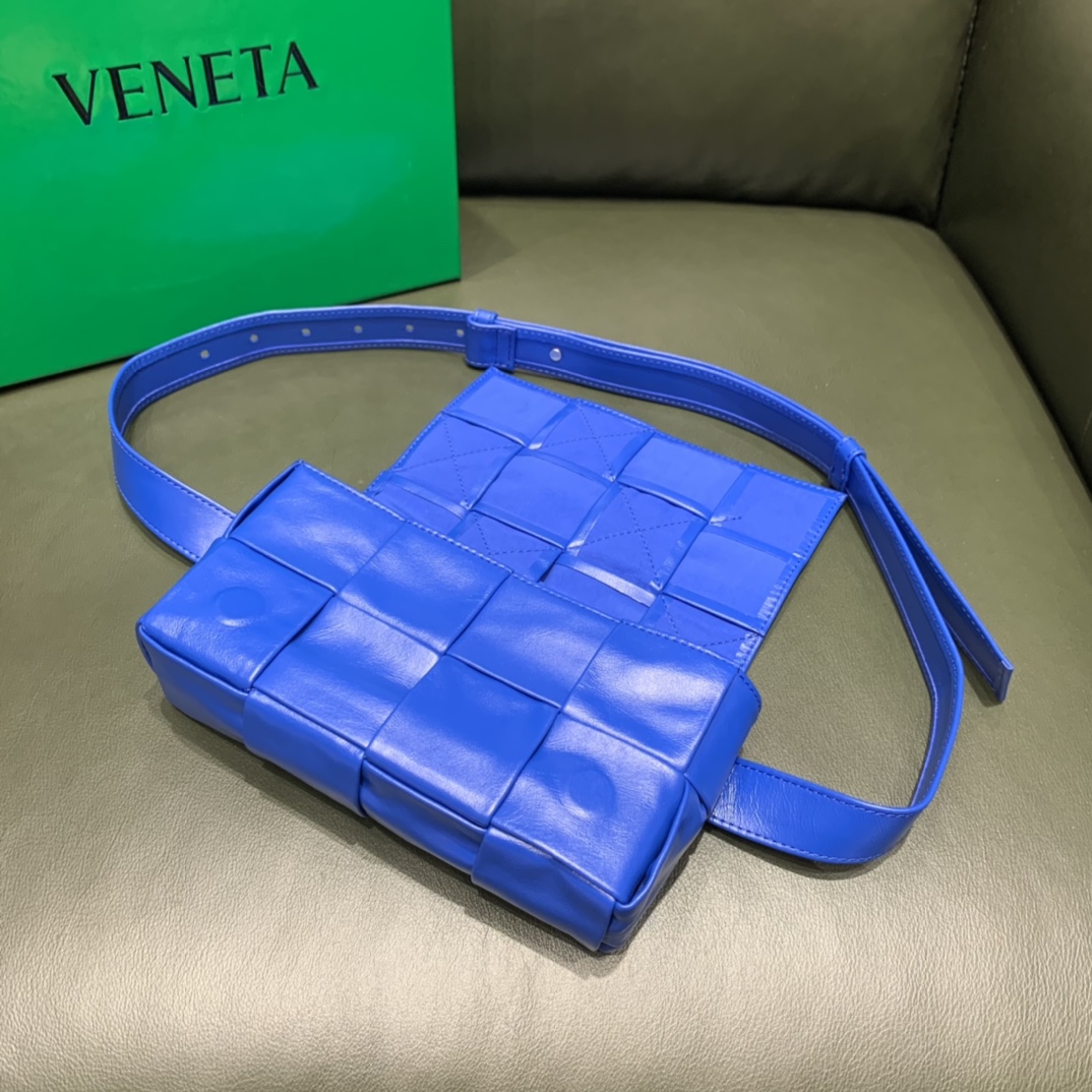 Bottega Veneta葆蝶家 Cassttte四格 651053油蜡皮钴蓝色
