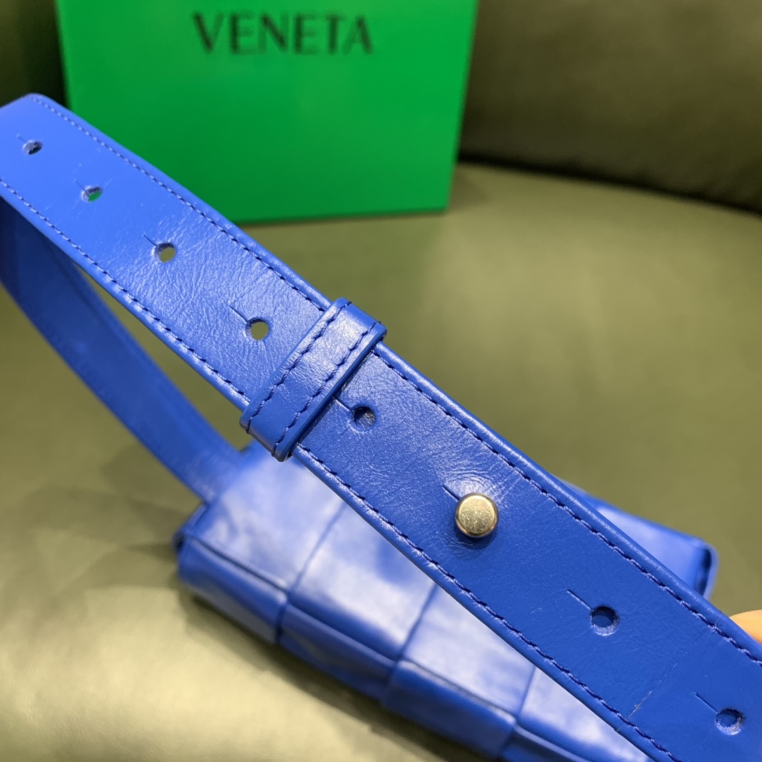 Bottega Veneta葆蝶家 Cassttte四格 651053油蜡皮钴蓝色