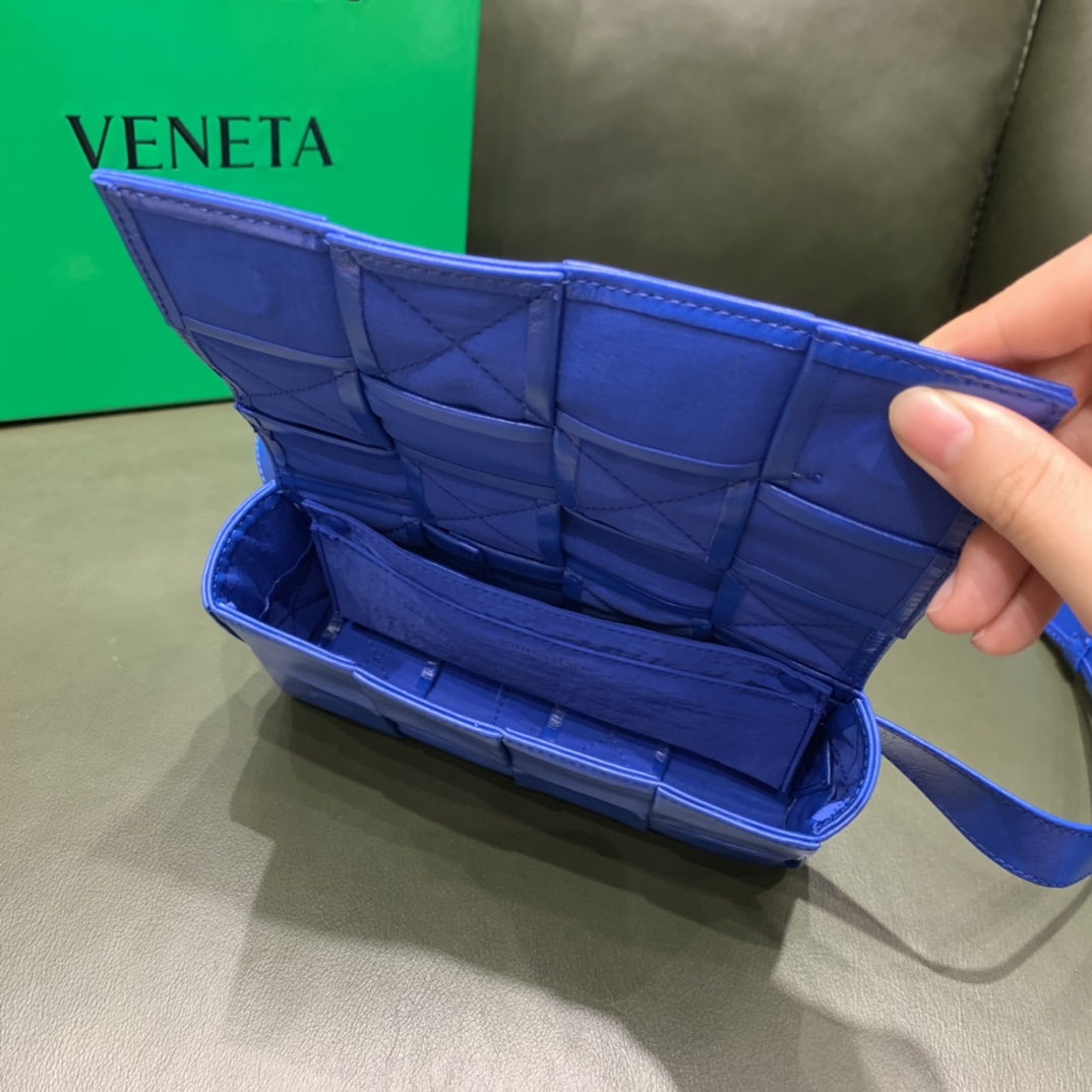 Bottega Veneta葆蝶家 Cassttte四格 651053油蜡皮钴蓝色