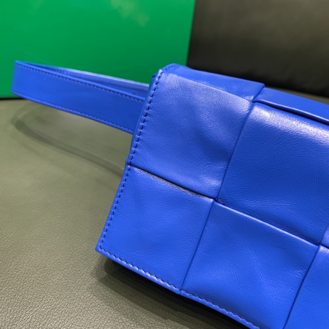 Bottega Veneta葆蝶家 Cassttte四格 651053油蜡皮钴蓝色