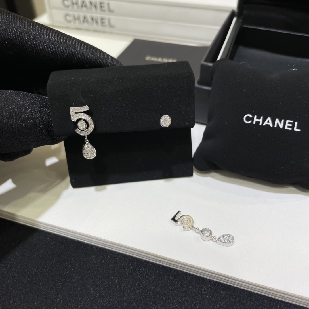 NO:633308,88250 High Jewelry Series Anniversary .5 Drop Diamond Asymmetric Stud Earrings The lucky number 5 is the creative source of the .5 series. Exclusive hand-set diamonds. Pure silver gold plating. Real gold jewelry craftsmanship. Flying saucer ear holder. The number 5 design is integrated with diamonds. Highly recognizable, elegant and dazzling. Real-life sterling silver inlay. Jewelry craftsmanship, pure silver, gold plating, Cardia high-end jewelry.1986090988250高级珠宝系列  周年.5 水滴钻不对称耳钉 幸运数字5为创意来源的.5  系列 独家手工镶钻 纯银镀金 真金珠宝工艺 飞碟耳座 数字5设计融合在钻石 辨识度极高,优雅而耀眼迷人 实拍纯银镶嵌 珠宝工艺,,pure silver,gold plating,卡迪亚高端饰品,Jewelry