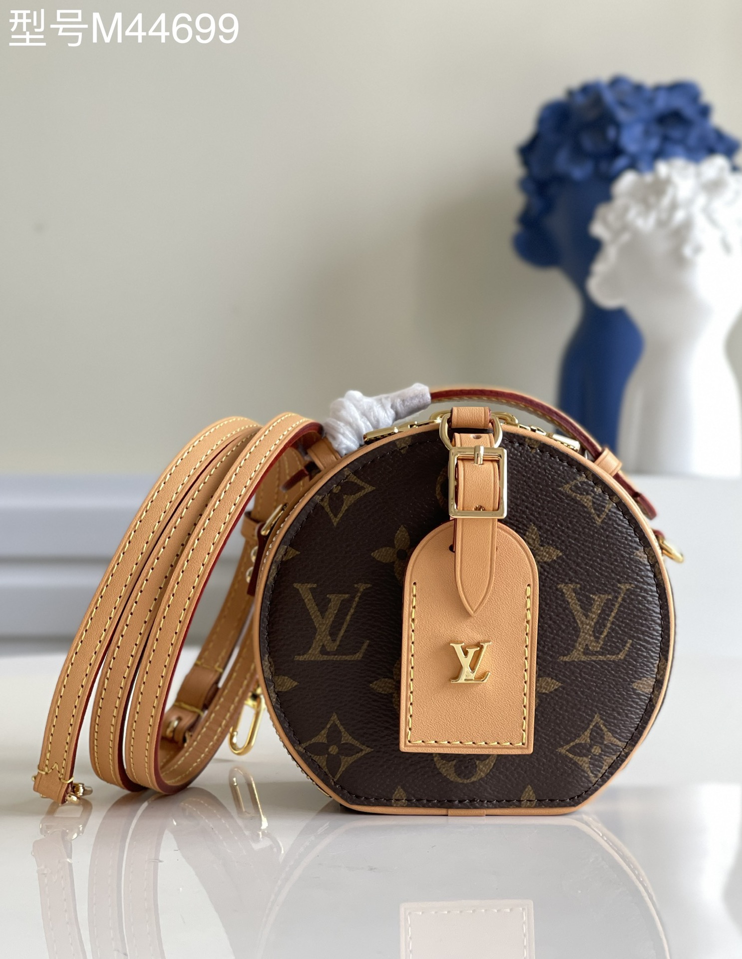 NO:397319,[Exclusive real-life M44699 with super high-quality packaging] Mini Boite Chapeau handbags are made of Monogram Reverse coated canvas, embellished with Malletage quilted lining, paying tribute to the brand's traditional details. Open the zipper to show the exquisite inner lining, equipped with a large organ compartment. Removable shoulder straps to create a shoulder-back experience. Size 13.0x 12.0x 6.5 cm f.550, LV [original leather], louis vuitton, versace19860909【独家实拍M44699配超精品包装】Mini Boite Chapeau 手袋 选用 Monogram Reverse 涂层帆布,点缀 Malletage 绗缝内衬,致敬品牌传统细节.打开拉链展现考究内里,配有大号风琴隔层.可拆卸肩带打造肩背体验.尺寸13.0x 12.0x 6.5 cm f.550,LV【原厂皮】,louis vuitton,versace,Bag