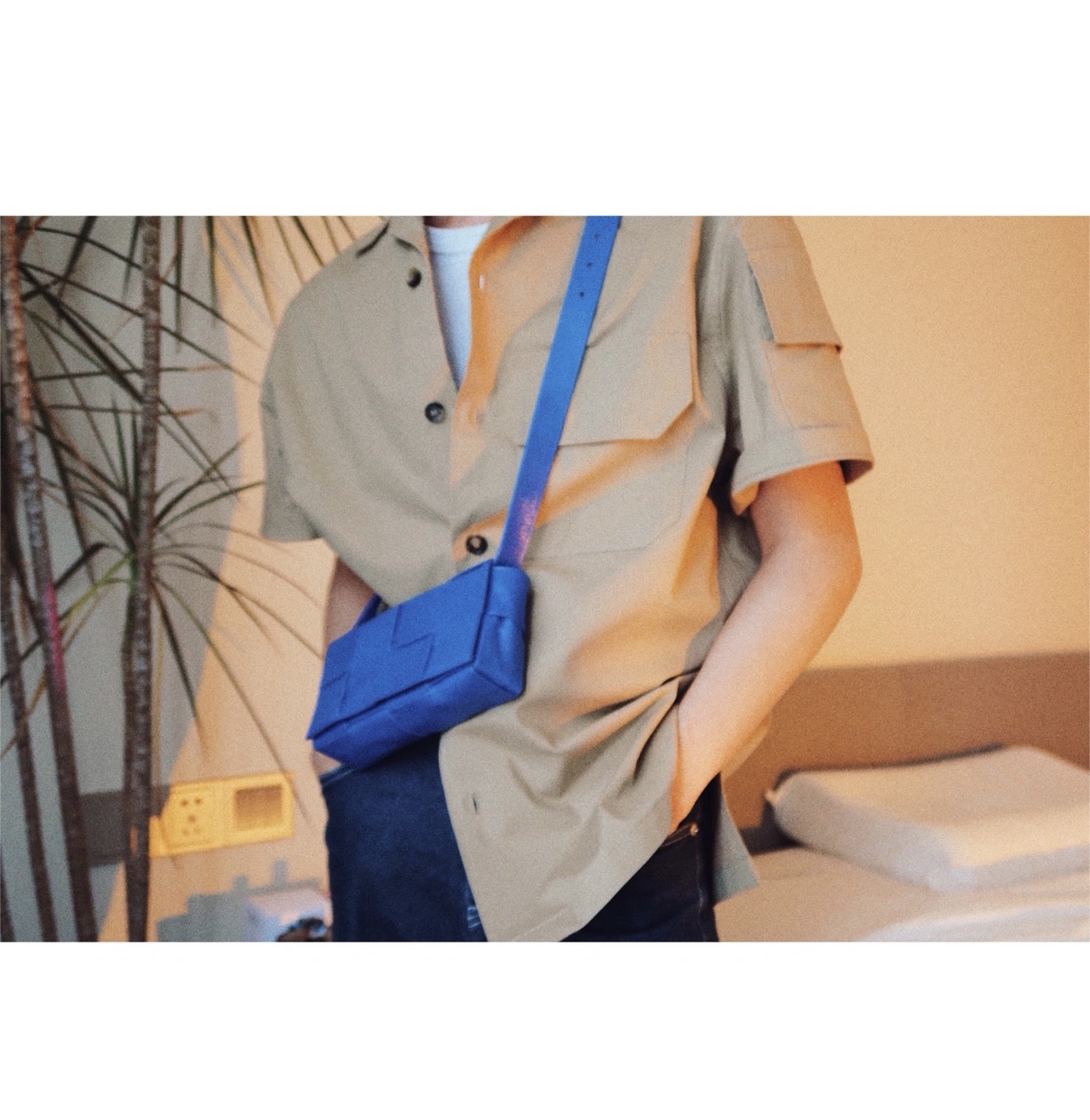 Bottega Veneta葆蝶家 Cassttte四格 651053油蜡皮钴蓝色