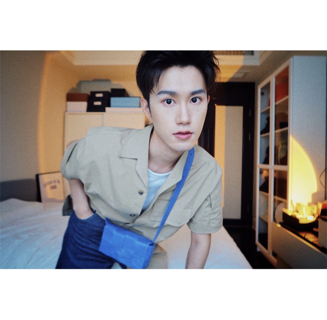 Bottega Veneta葆蝶家 Cassttte四格 651053油蜡皮钴蓝色