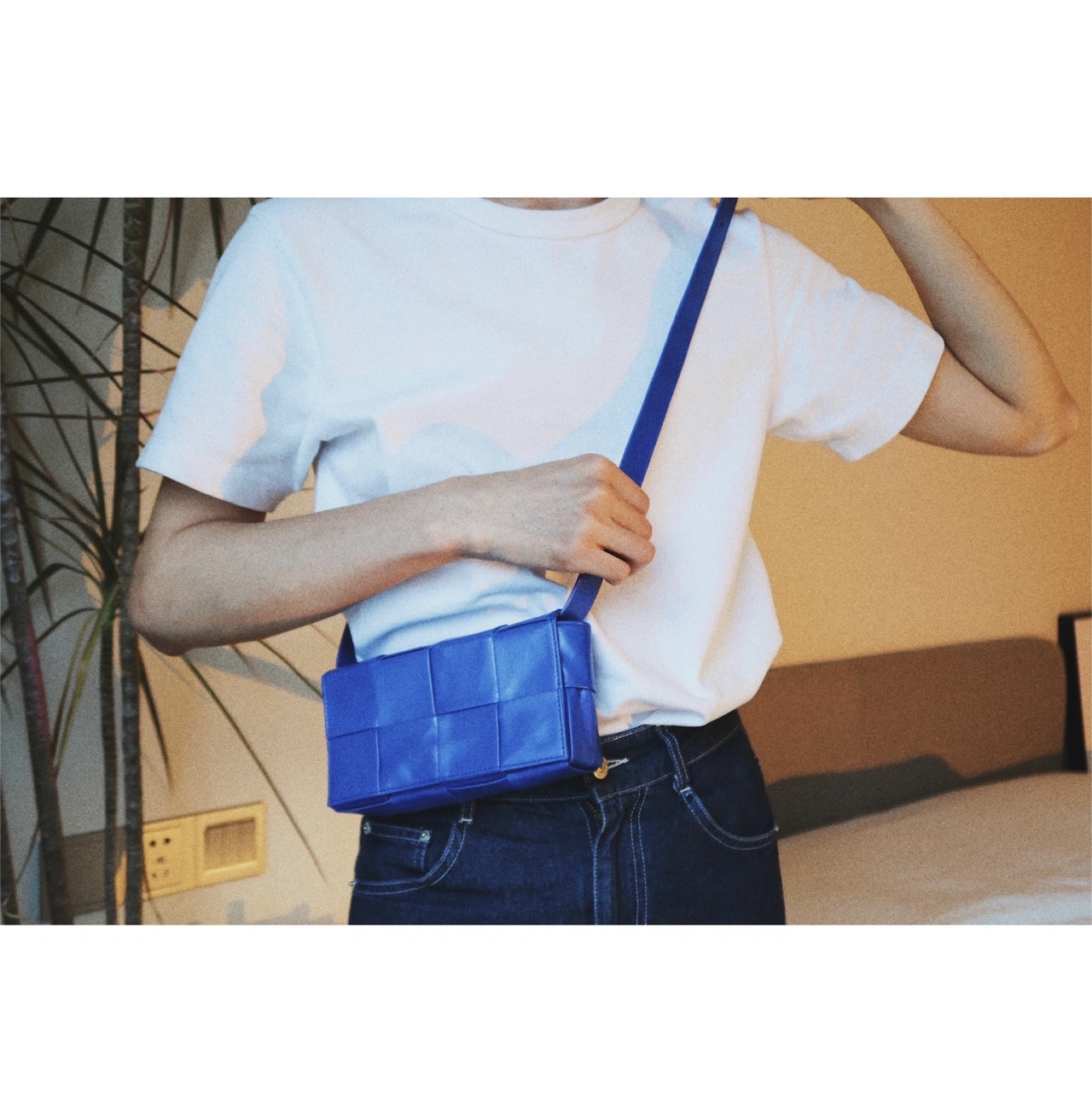 Bottega Veneta葆蝶家 Cassttte四格 651053油蜡皮钴蓝色