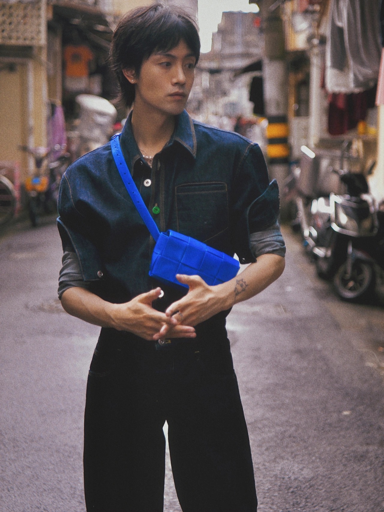 Bottega Veneta葆蝶家 Cassttte四格 651053油蜡皮钴蓝色