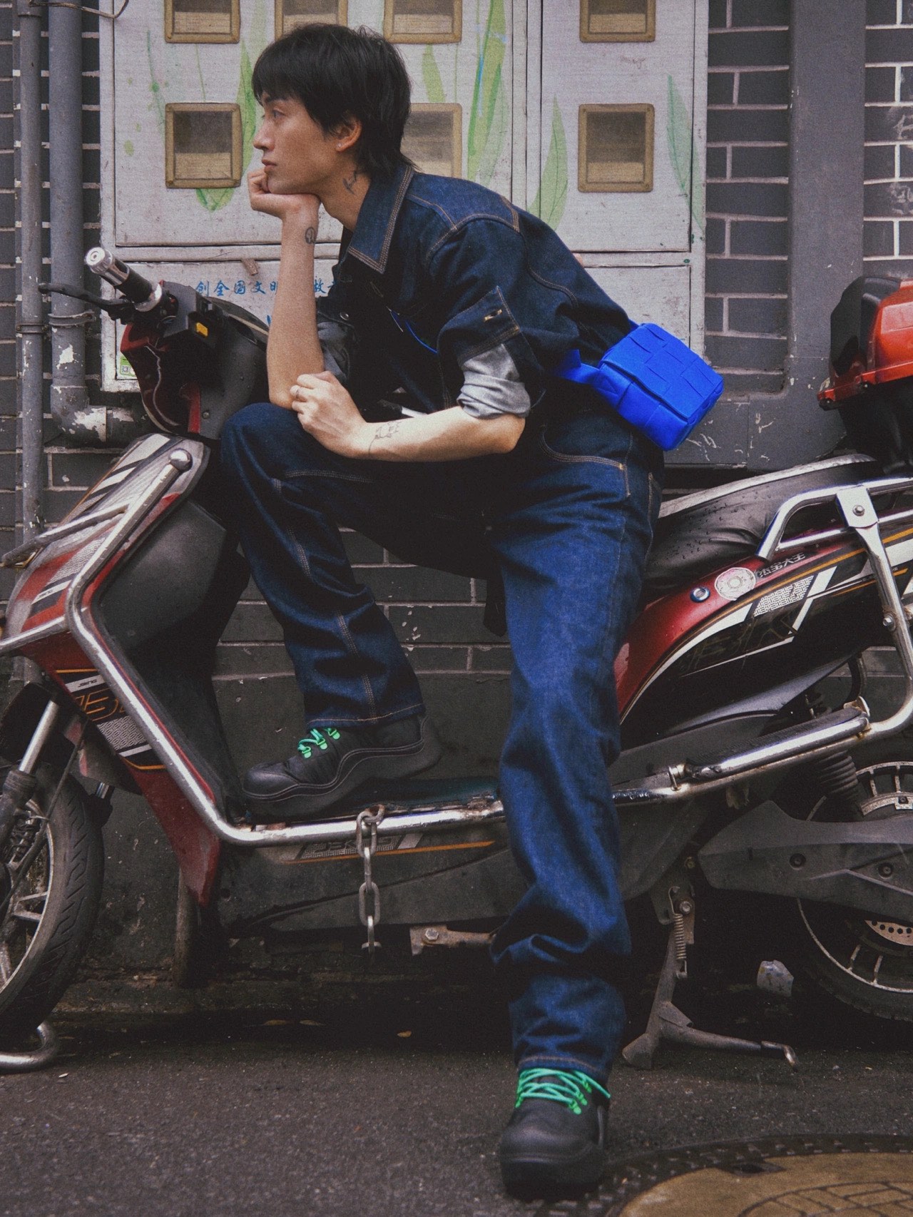 Bottega Veneta葆蝶家 Cassttte四格 651053油蜡皮钴蓝色