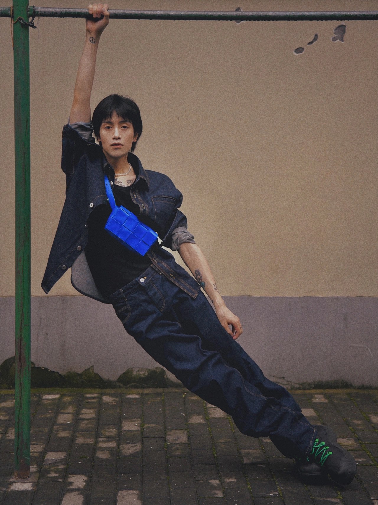 Bottega Veneta葆蝶家 Cassttte四格 651053油蜡皮钴蓝色