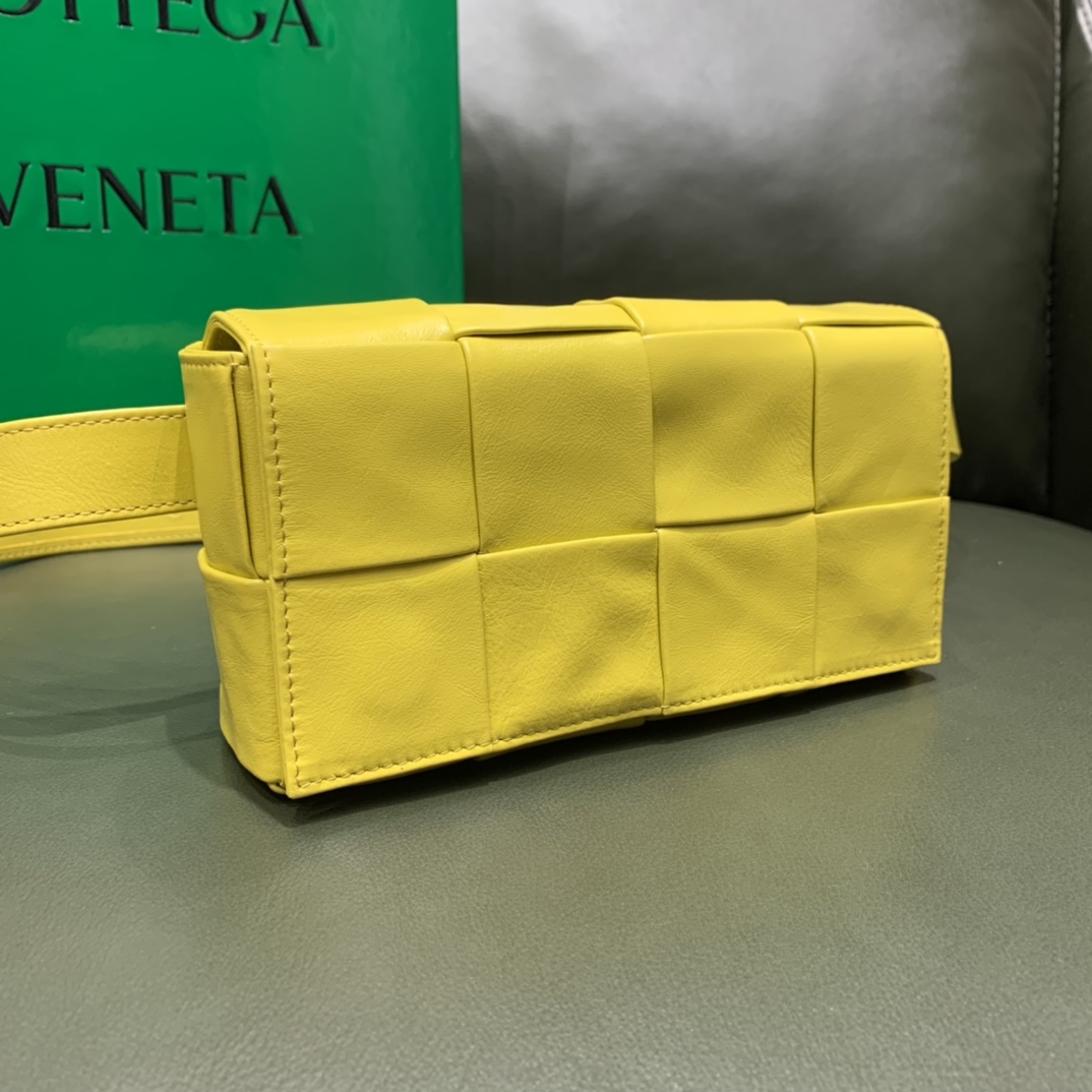 Bottega Veneta葆蝶家 Cassttte四格 651053油蜡皮黄香李色