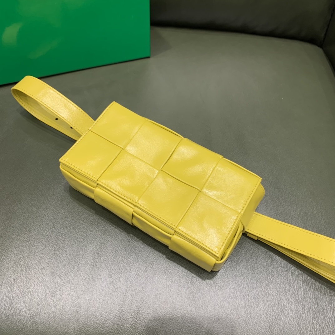 Bottega Veneta葆蝶家 Cassttte四格 651053油蜡皮黄香李色