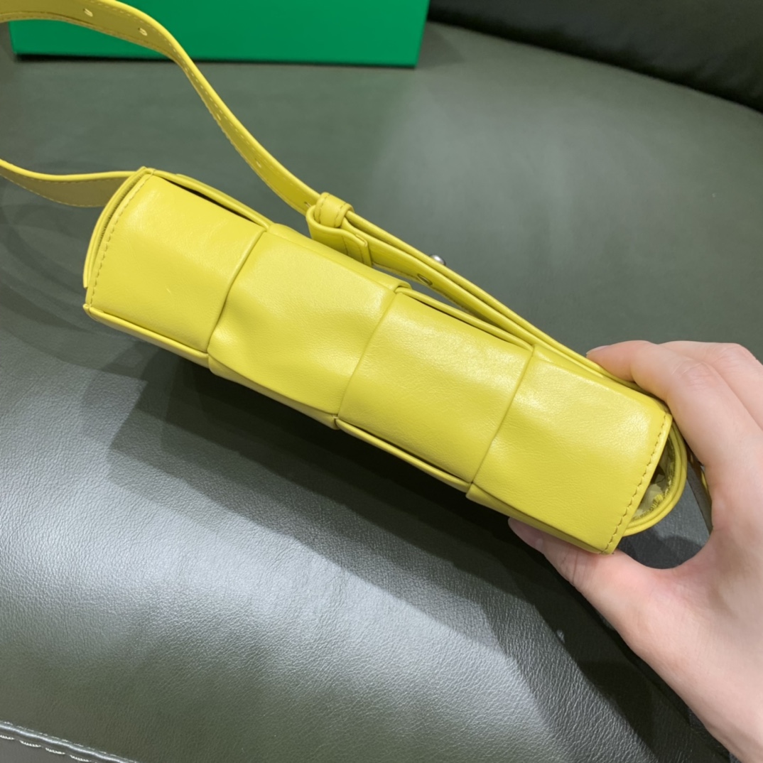 Bottega Veneta葆蝶家 Cassttte四格 651053油蜡皮黄香李色