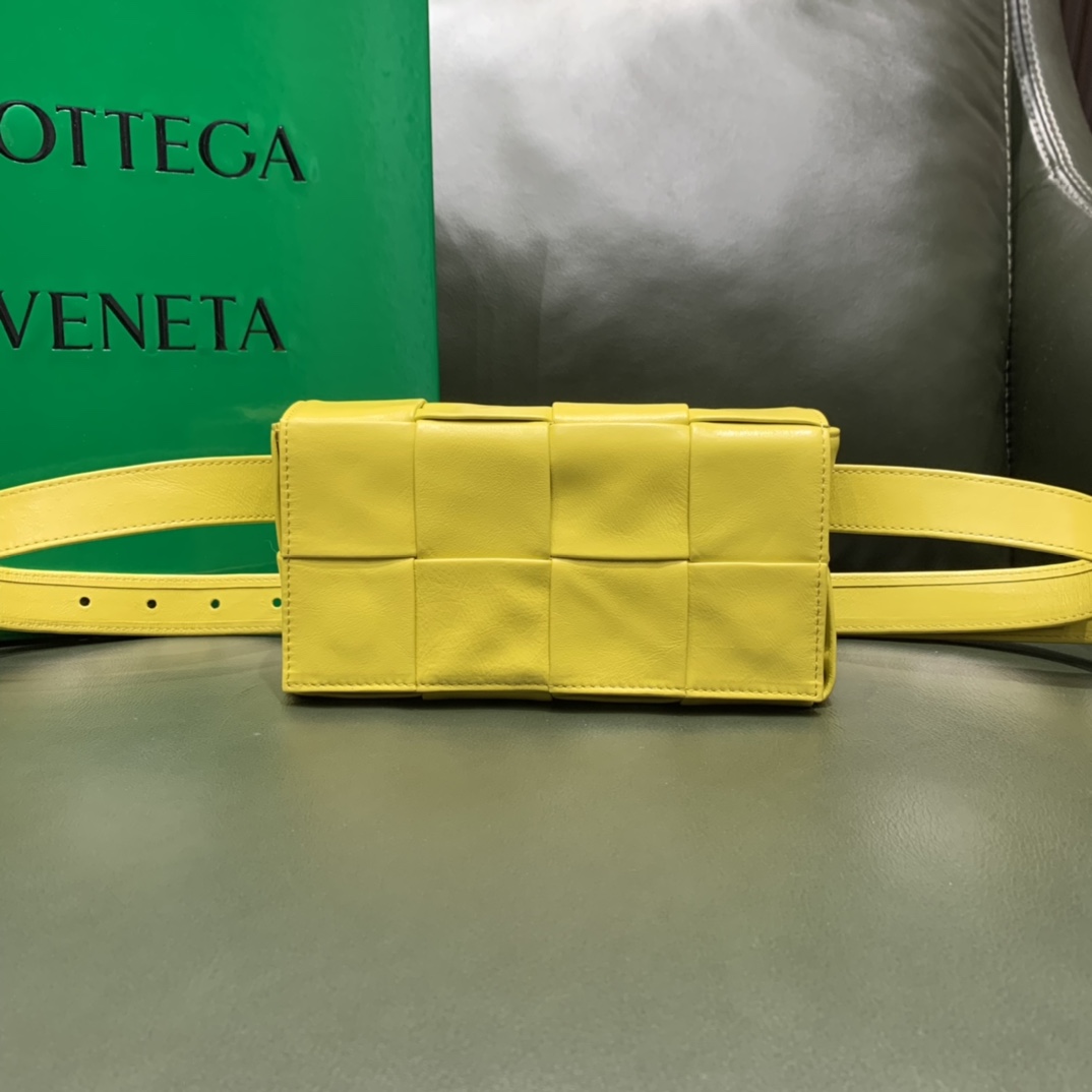 Bottega Veneta葆蝶家 Cassttte四格 651053油蜡皮黄香李色