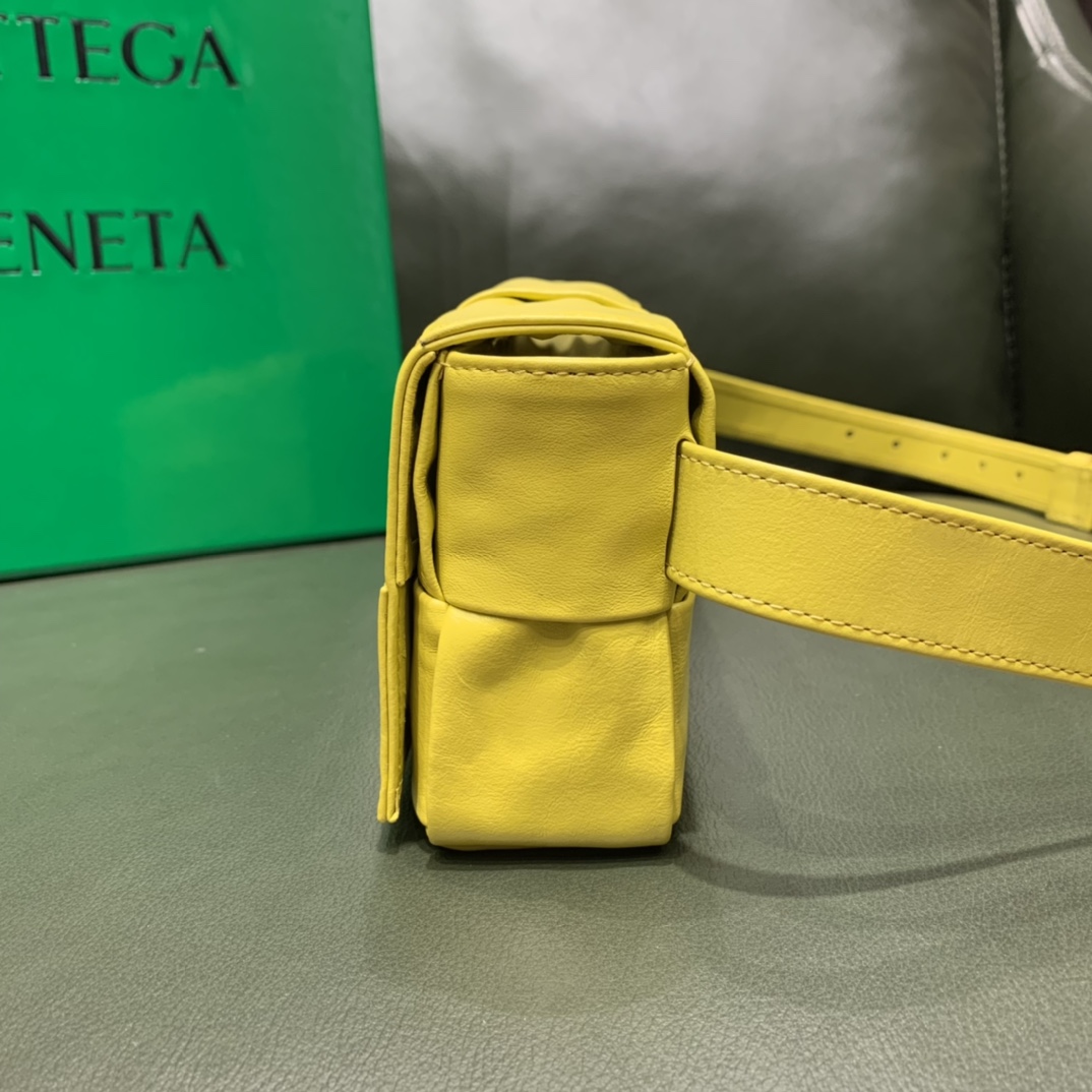 Bottega Veneta葆蝶家 Cassttte四格 651053油蜡皮黄香李色