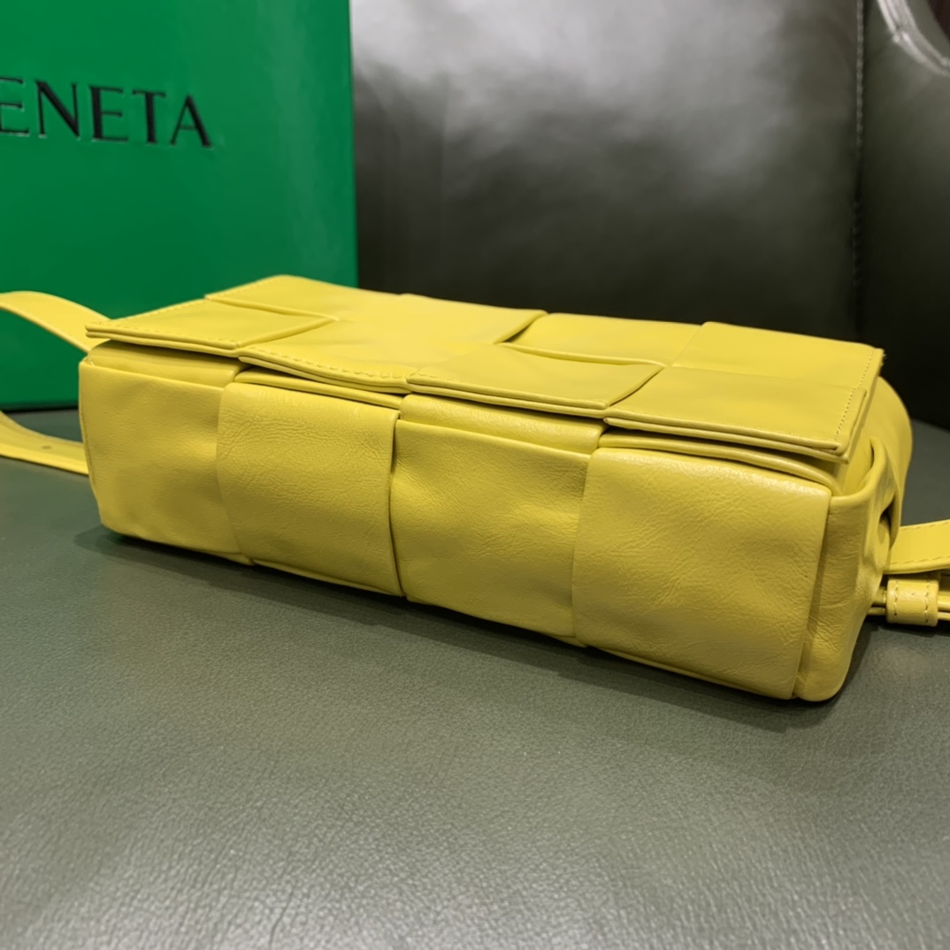 Bottega Veneta葆蝶家 Cassttte四格 651053油蜡皮黄香李色