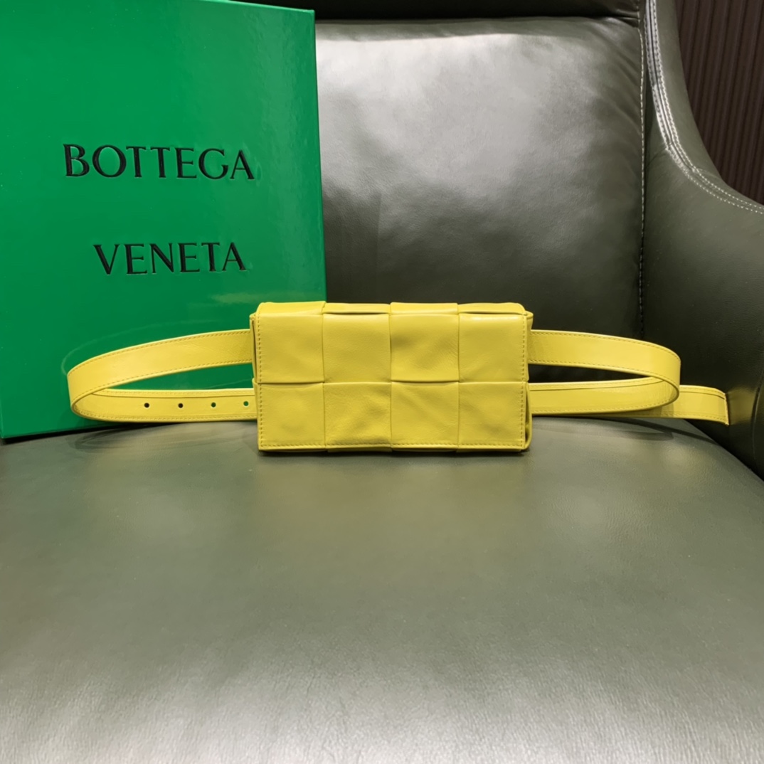 Bottega Veneta葆蝶家 Cassttte四格 651053油蜡皮黄香李色
