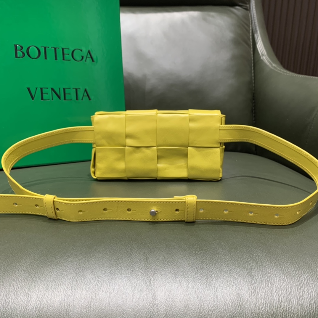 Bottega Veneta葆蝶家 Cassttte四格 651053油蜡皮黄香李色