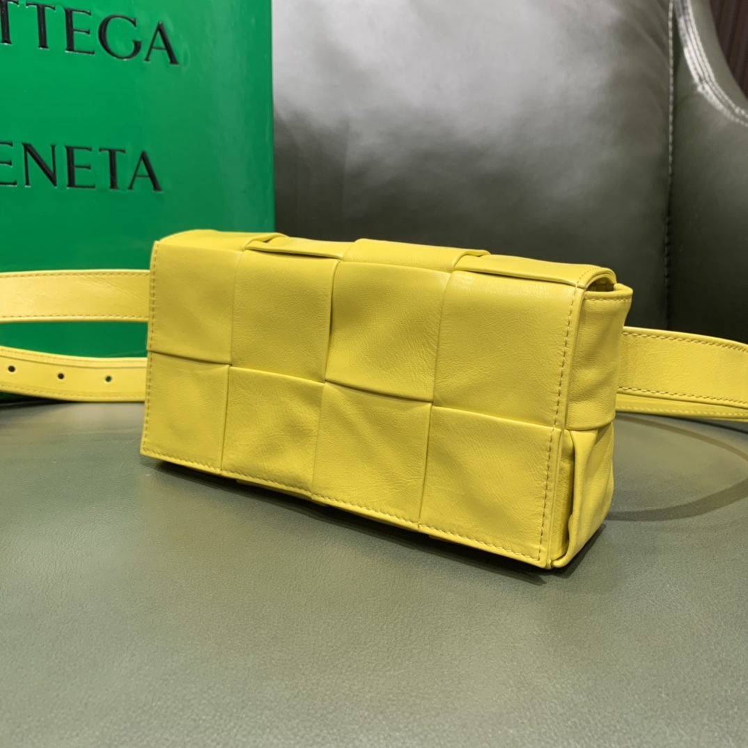 Bottega Veneta葆蝶家 Cassttte四格 651053油蜡皮黄香李色