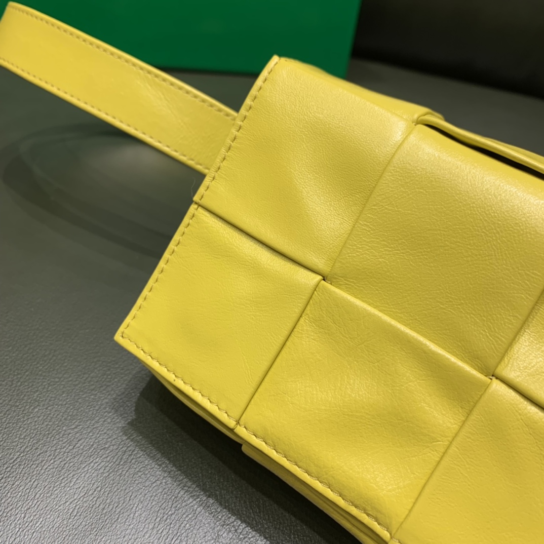 Bottega Veneta葆蝶家 Cassttte四格 651053油蜡皮黄香李色