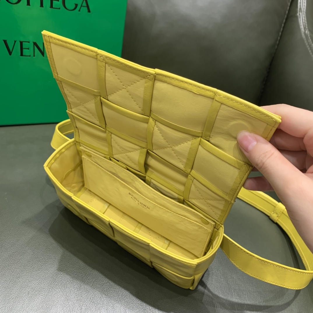 Bottega Veneta葆蝶家 Cassttte四格 651053油蜡皮黄香李色
