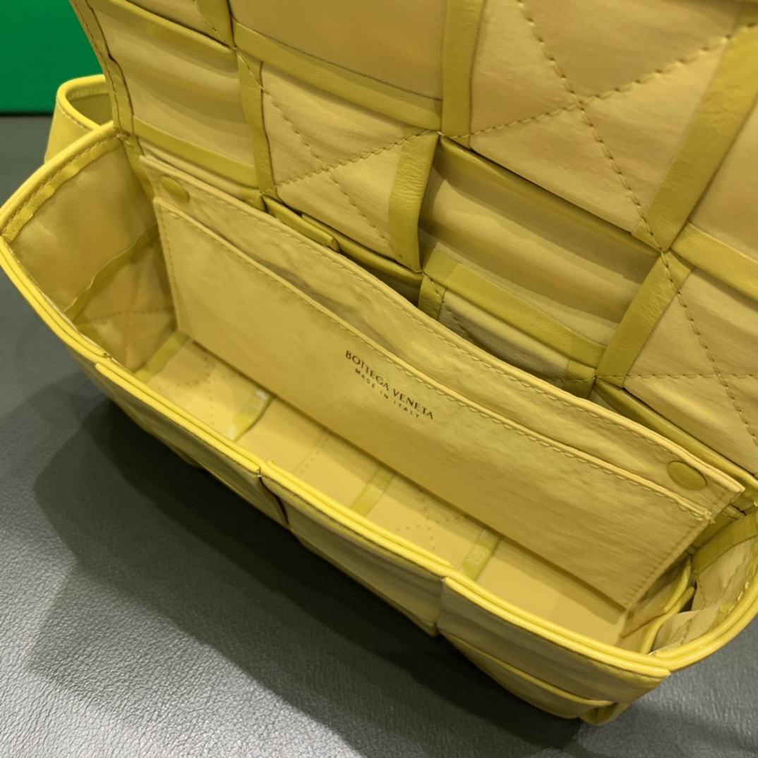 Bottega Veneta葆蝶家 Cassttte四格 651053油蜡皮黄香李色