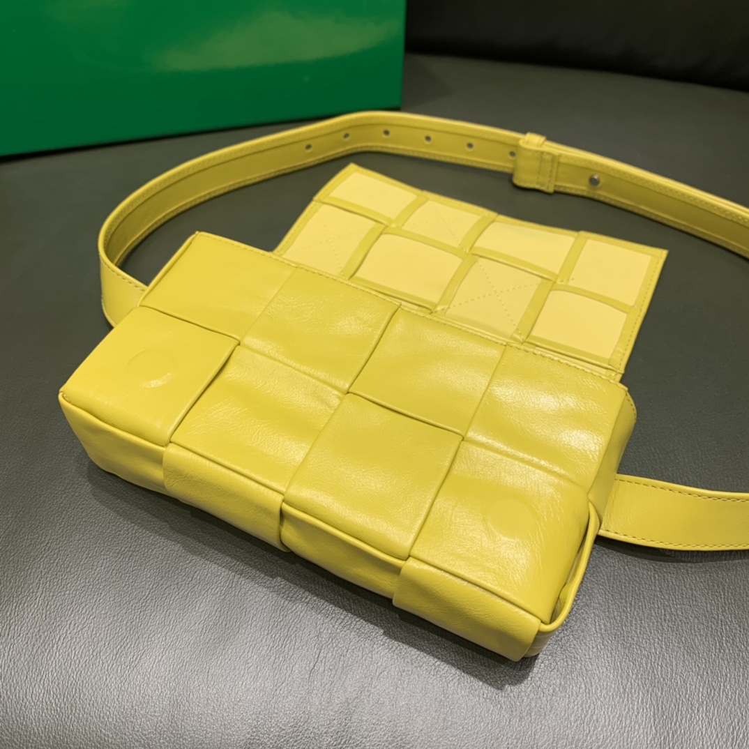 Bottega Veneta葆蝶家 Cassttte四格 651053油蜡皮黄香李色