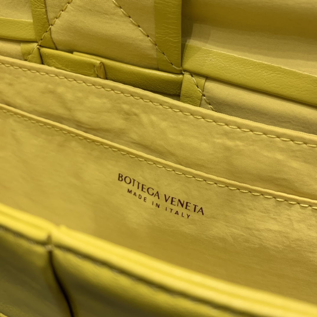 Bottega Veneta葆蝶家 Cassttte四格 651053油蜡皮黄香李色