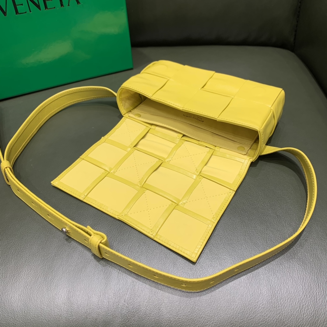 Bottega Veneta葆蝶家 Cassttte四格 651053油蜡皮黄香李色