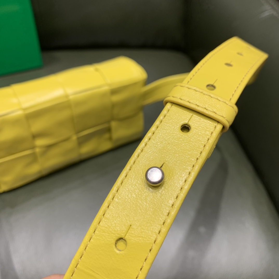 Bottega Veneta葆蝶家 Cassttte四格 651053油蜡皮黄香李色