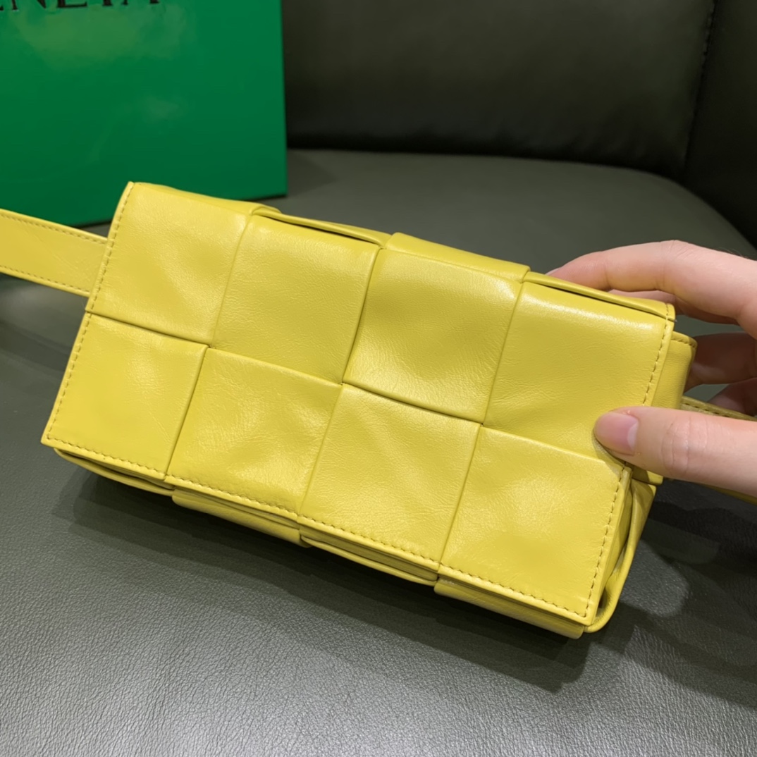 Bottega Veneta葆蝶家 Cassttte四格 651053油蜡皮黄香李色