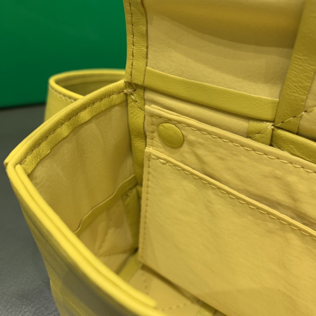 Bottega Veneta葆蝶家 Cassttte四格 651053油蜡皮黄香李色