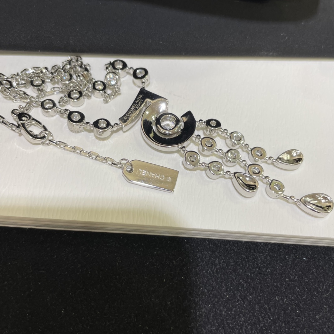 NO:635738,88450, arrived today. Anniversary .5 high-end jewelry. Lady-level dinner 5-word drop diamond tassel necklace. Lucky number 5 is the source of creativity. 5 series. Exclusive hand-set diamonds. Pure silver gold plating. Real gold jewelry craftsmanship. The number 5 design is integrated into the diamonds. Highly recognizable, elegant and dazzling. Real-life sterling silver inlays. Jewelry craftsmanship, necklace, pure silver, gold plating, Cartier high-end jewelry.1986090988450,今日到货  周年.5高级珠宝 贵妇级别晚宴5字水滴钻流苏项链 幸运数字5为创意来源的.5  系列 独家手工镶钻 纯银镀金 真金珠宝工艺 数字5设计融合在钻石 辨识度极高,优雅而耀眼迷人 实拍纯银镶嵌 珠宝工艺,,necklace,pure silver,gold plating,卡迪亚高端饰品,Jewelry