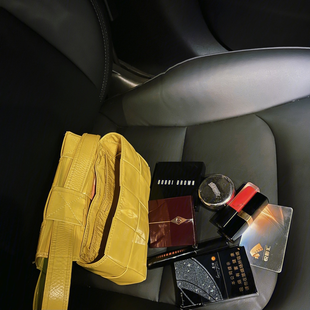 Bottega Veneta葆蝶家 Cassttte四格 651053油蜡皮黄香李色