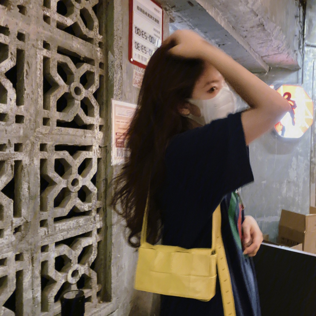 Bottega Veneta葆蝶家 Cassttte四格 651053油蜡皮黄香李色