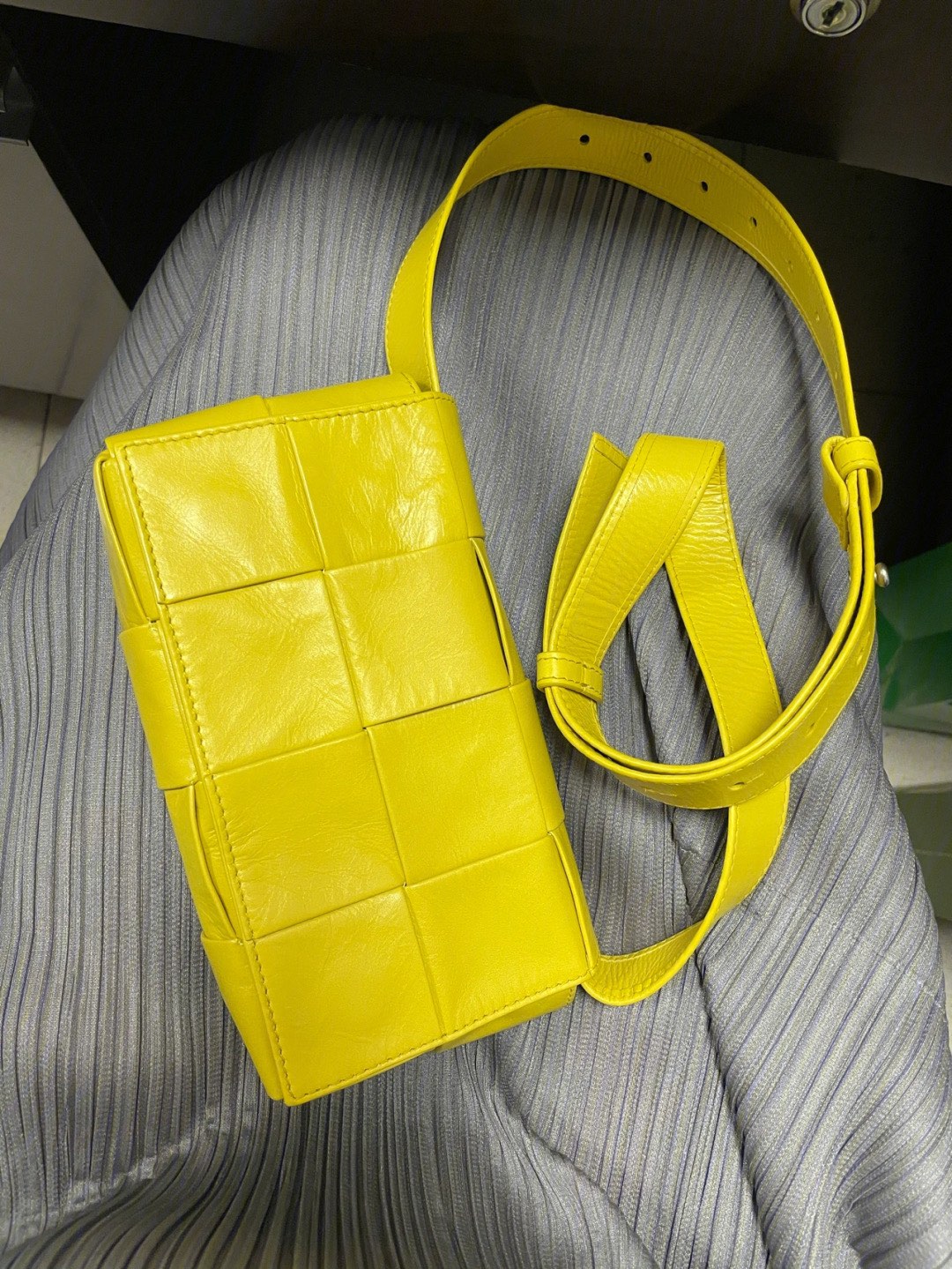 Bottega Veneta葆蝶家 Cassttte四格 651053油蜡皮黄香李色