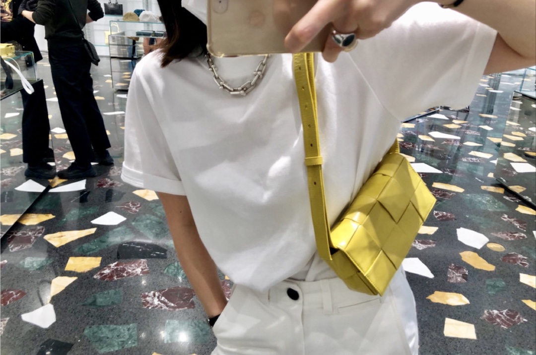 Bottega Veneta葆蝶家 Cassttte四格 651053油蜡皮黄香李色