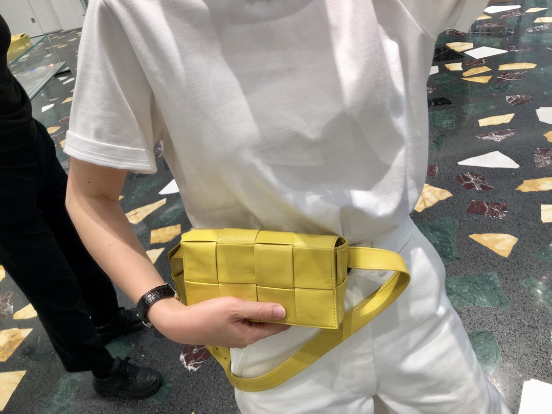 Bottega Veneta葆蝶家 Cassttte四格 651053油蜡皮黄香李色