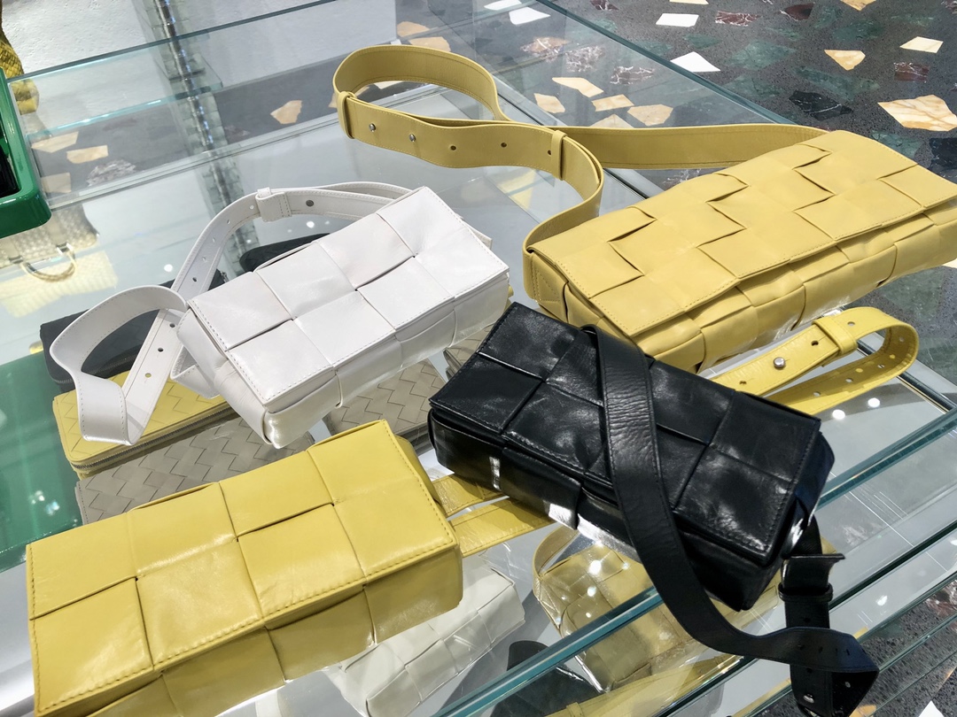 Bottega Veneta葆蝶家 Cassttte四格 651053油蜡皮黄香李色