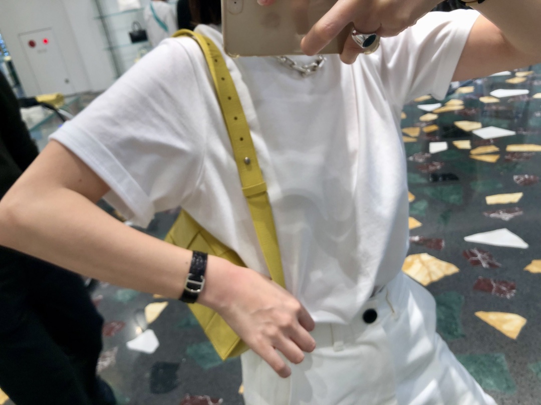 Bottega Veneta葆蝶家 Cassttte四格 651053油蜡皮黄香李色