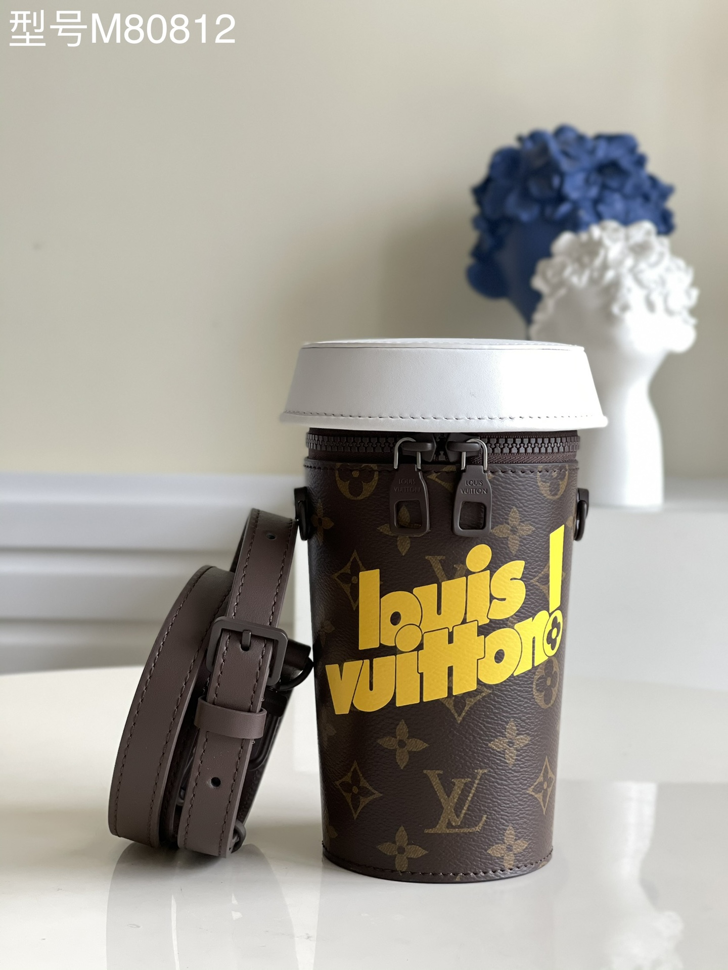 NO:397689,[Exclusive real photo of M80812 yellow] - 22 Autumn and Winter Everyday capsule series reveals the visual trap of Coffee Cup handbags, showing Virgil Abloh making the oversized coffee cup accompaniment accessories. The shoulder straps enable handheld and crossbody selection. Detailed features 19 x 14 x 9 cm w.600, LV [original leather], off white, louis vuitton19860909【独家实拍M80812黄】-22 秋冬 Everyday 胶囊系列揭秘 Coffee Cup 手袋的视觉陷阱,展现 Virgil Abloh 令超大咖啡杯化身随行配饰.肩带实现手持和斜挎选择.详细特征19 x 14 x 9 厘米 w.600,LV【原厂皮】,off white,louis vuitton,Bag