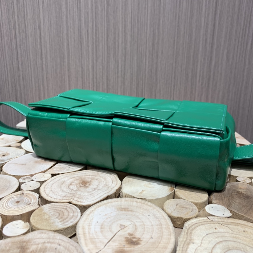 Bottega Veneta葆蝶家 Cassttte四格 651053油蜡皮赛车绿