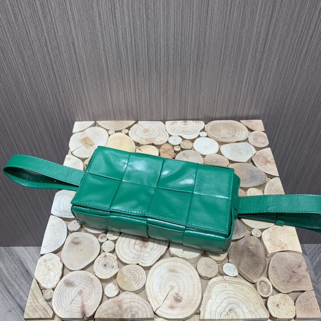 Bottega Veneta葆蝶家 Cassttte四格 651053油蜡皮赛车绿