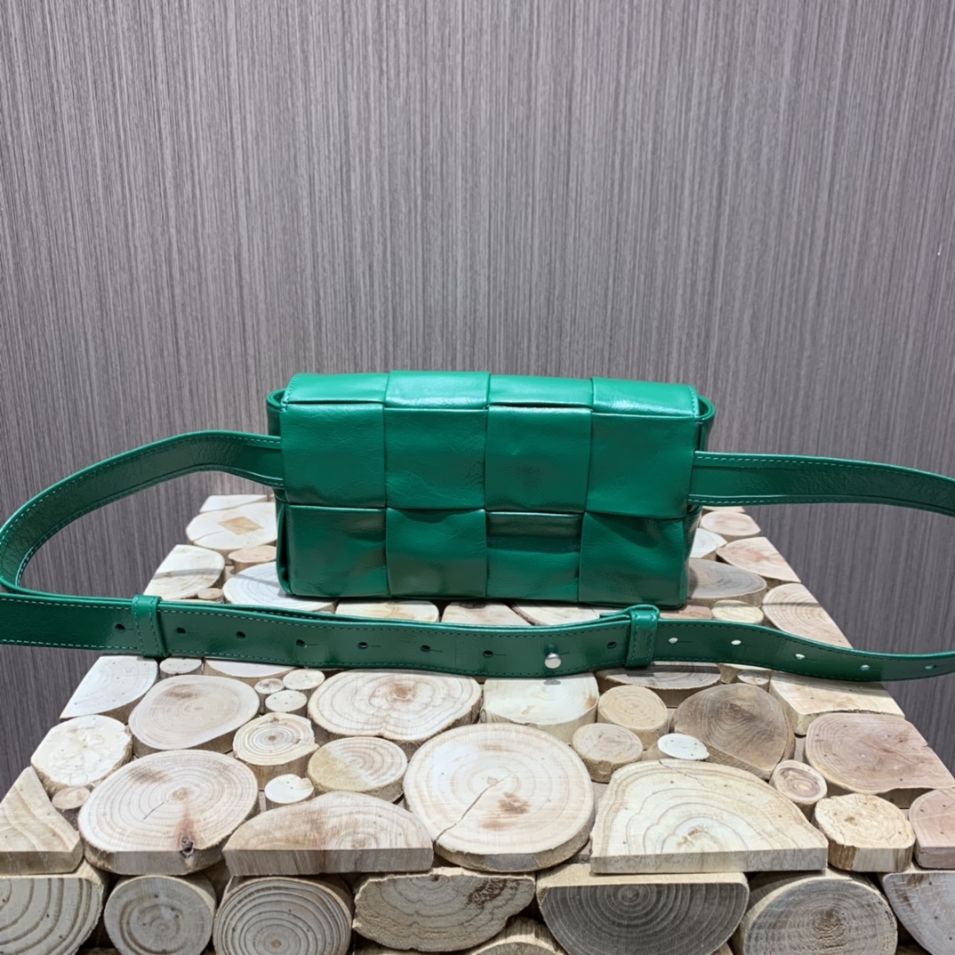 Bottega Veneta葆蝶家 Cassttte四格 651053油蜡皮赛车绿