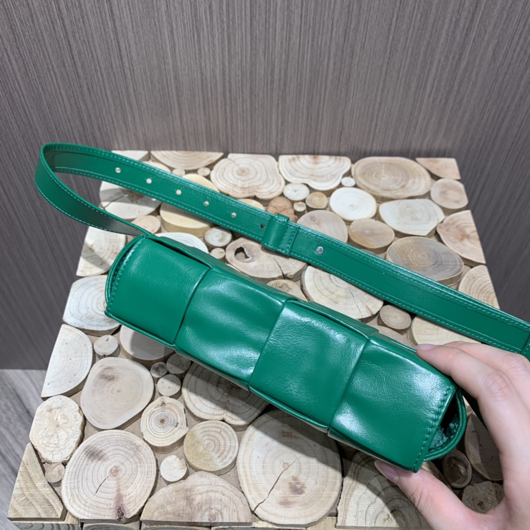 Bottega Veneta葆蝶家 Cassttte四格 651053油蜡皮赛车绿