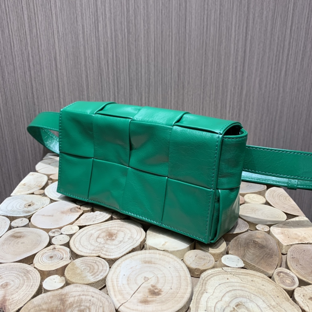 Bottega Veneta葆蝶家 Cassttte四格 651053油蜡皮赛车绿